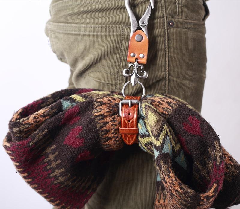 Leather anti-loss buckle for holding motorcycle gloves